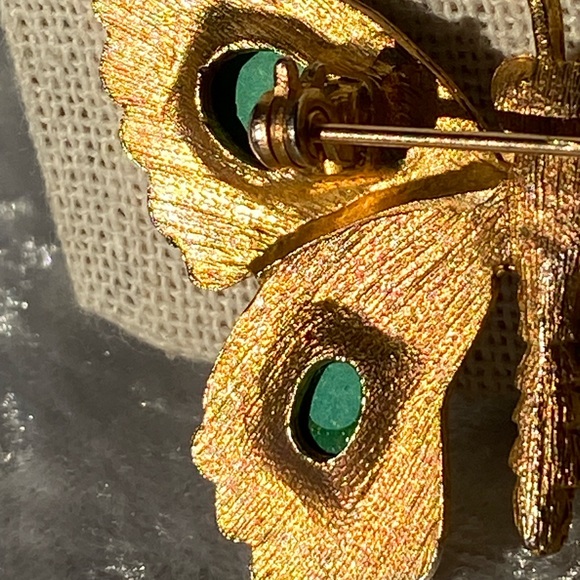 Vintage Butterfly Green Oval Cabochon Gold Tone Brooch - Picture 10 of 15